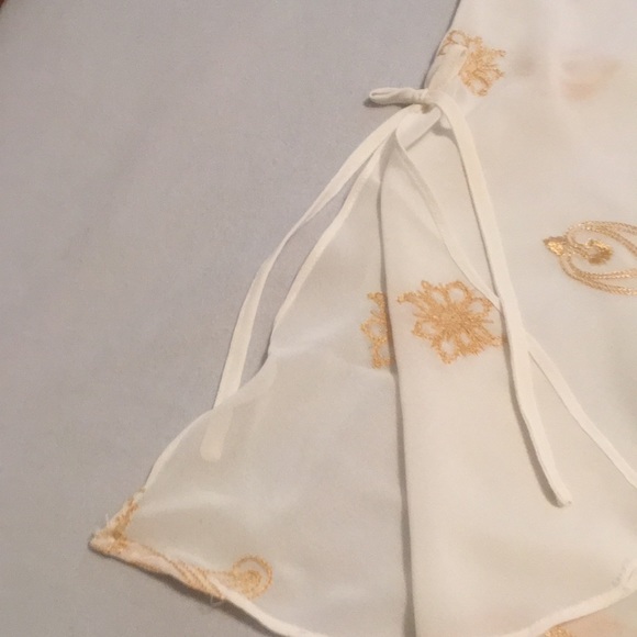 Victoria’s Secret Ivory Embroidered Nighty - Picture 4 of 7